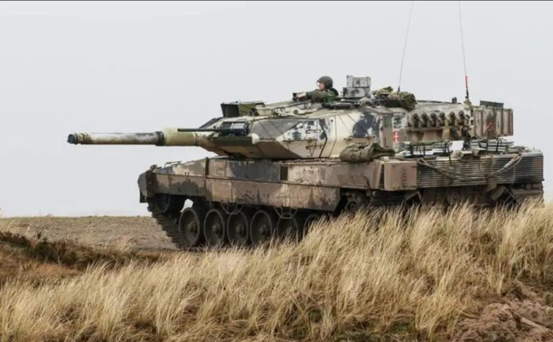 乌军豹2A6坦克霸气首战，遭俄军无情猎杀！西方军事神话破灭了