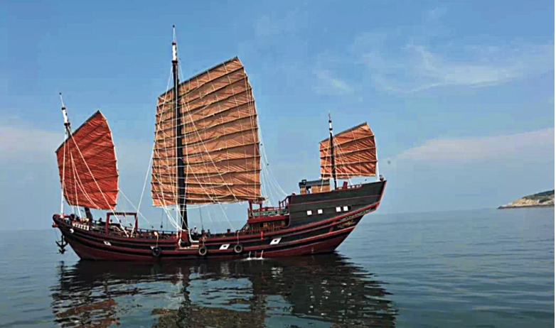 用33米长、14米宽的大箱子，把沉船一次性捞上来……