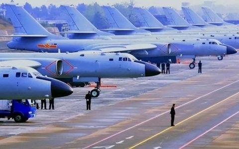 全国人民收到短信，轰-6K部队受到嘉奖，美国航母有的受了