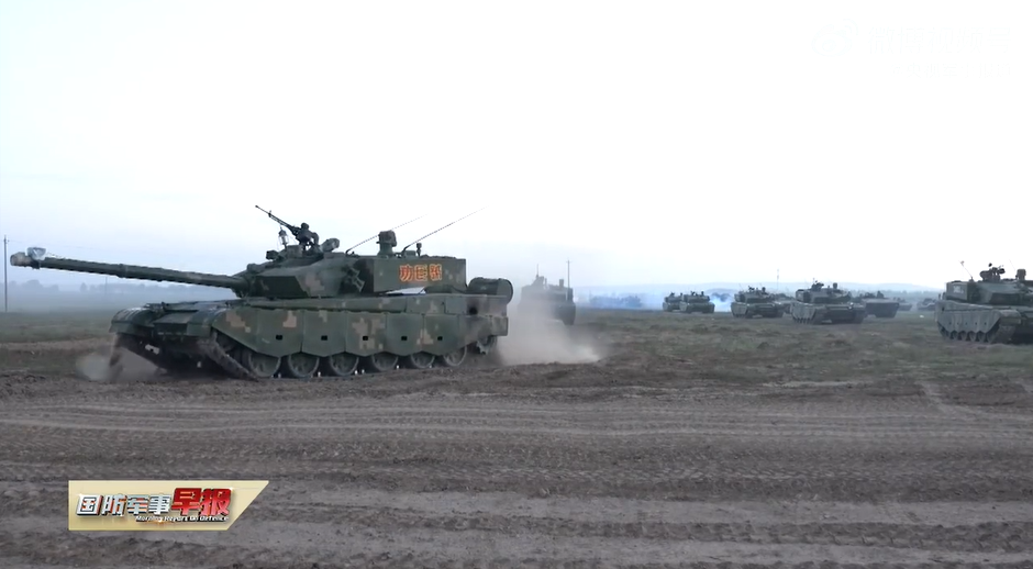 解放军最强坦克运输车，罕见亮相！可以驮着60吨的99A坦克，翻山越岭