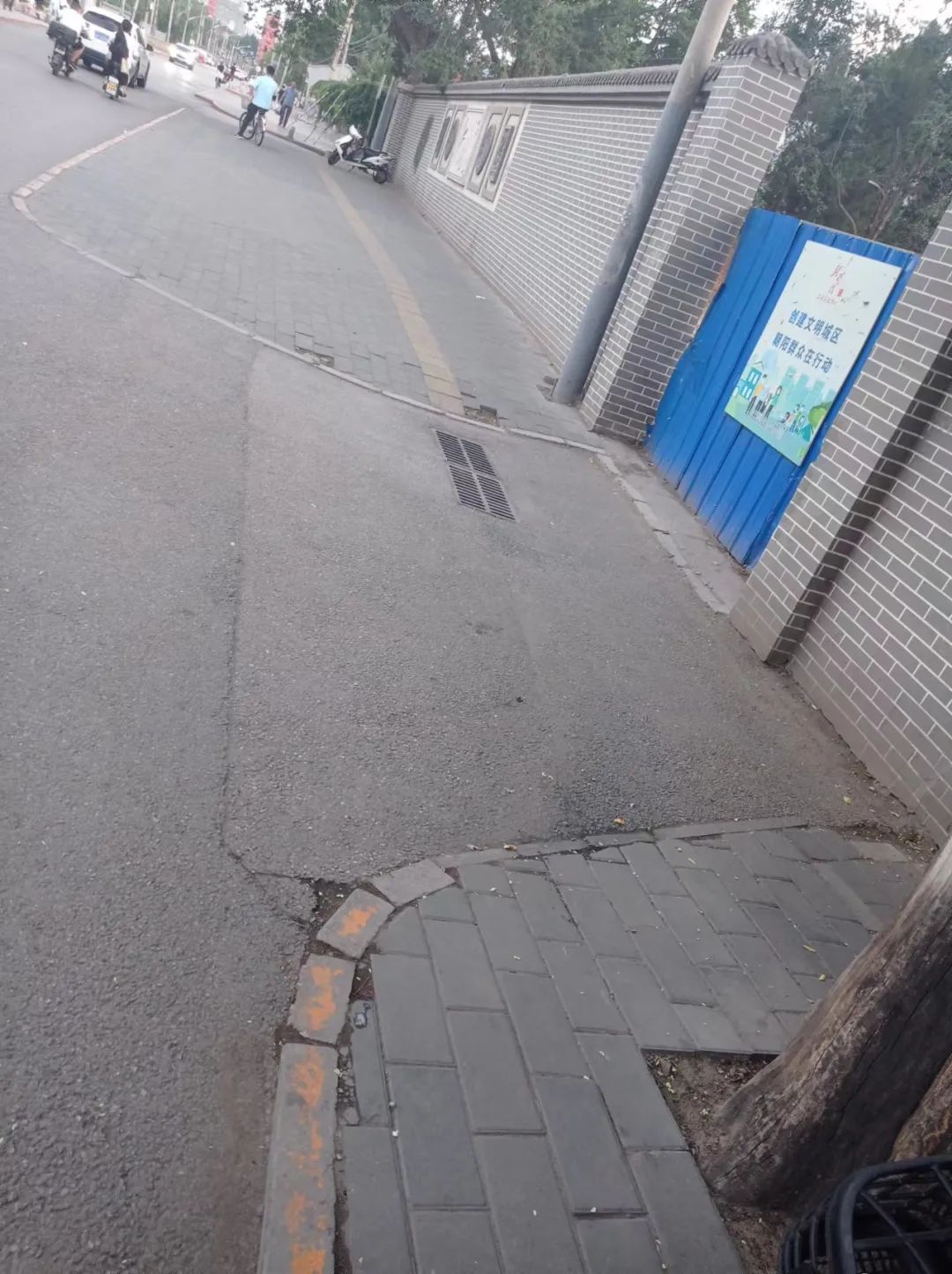 铺设不锈钢盲道，是打算消灭盲人吗？