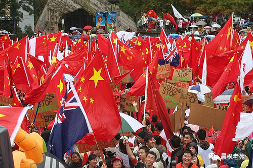 为什么一出国就成小粉红