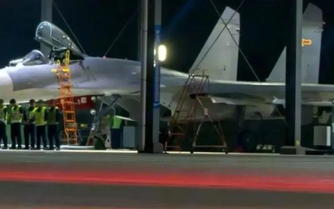 白头歼-11BG集中亮相，300架战力非同小可，苏霍伊王牌在中国！