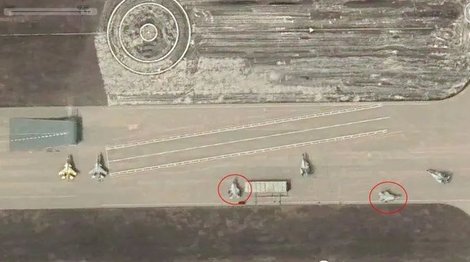 多架歼35首次展示折叠翼状态，离上舰一步之遥