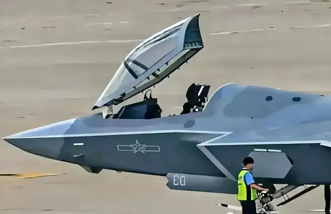 多架歼35首次展示折叠翼状态，离上舰一步之遥