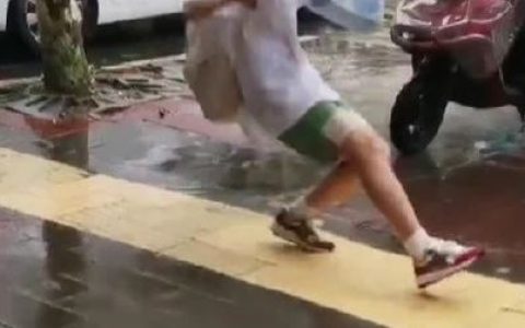 铺设不锈钢盲道，是打算消灭盲人吗？