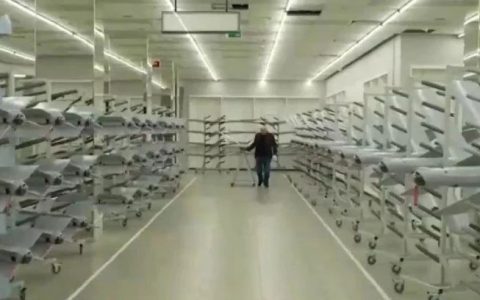 一把AK创造一个帝国！堆积如山的巡飞弹，竟都是这个老人的遗产