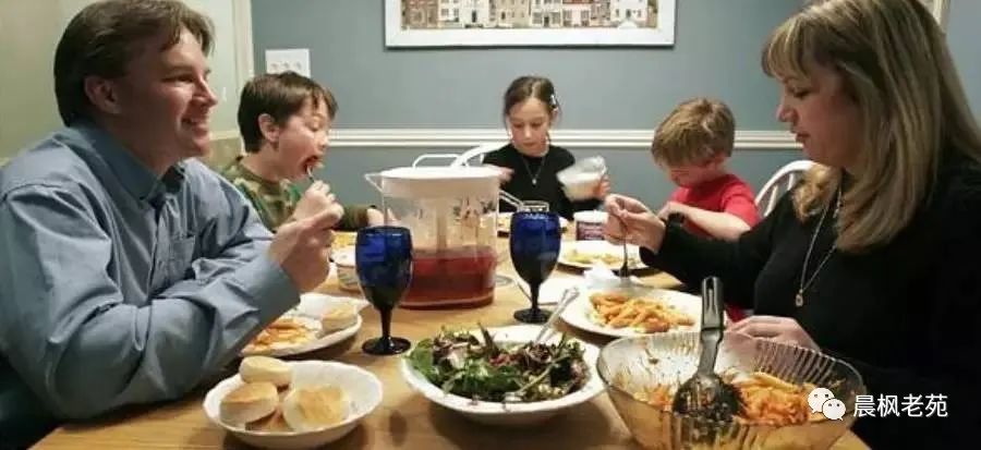 为什么一出国就成小粉红