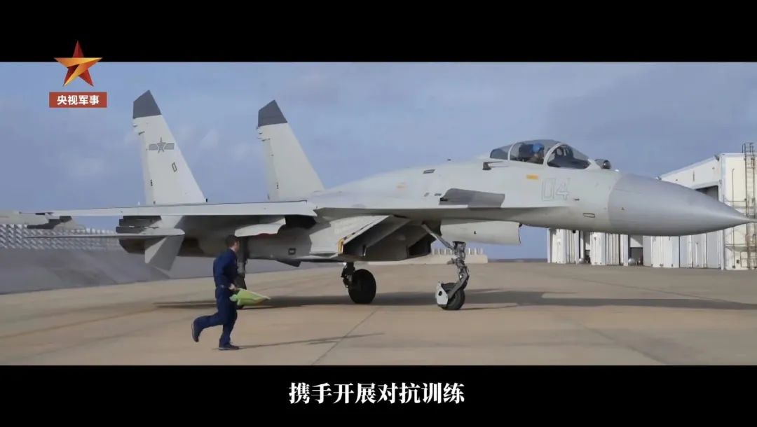 白头歼-11BG集中亮相，300架战力非同小可，苏霍伊王牌在中国！