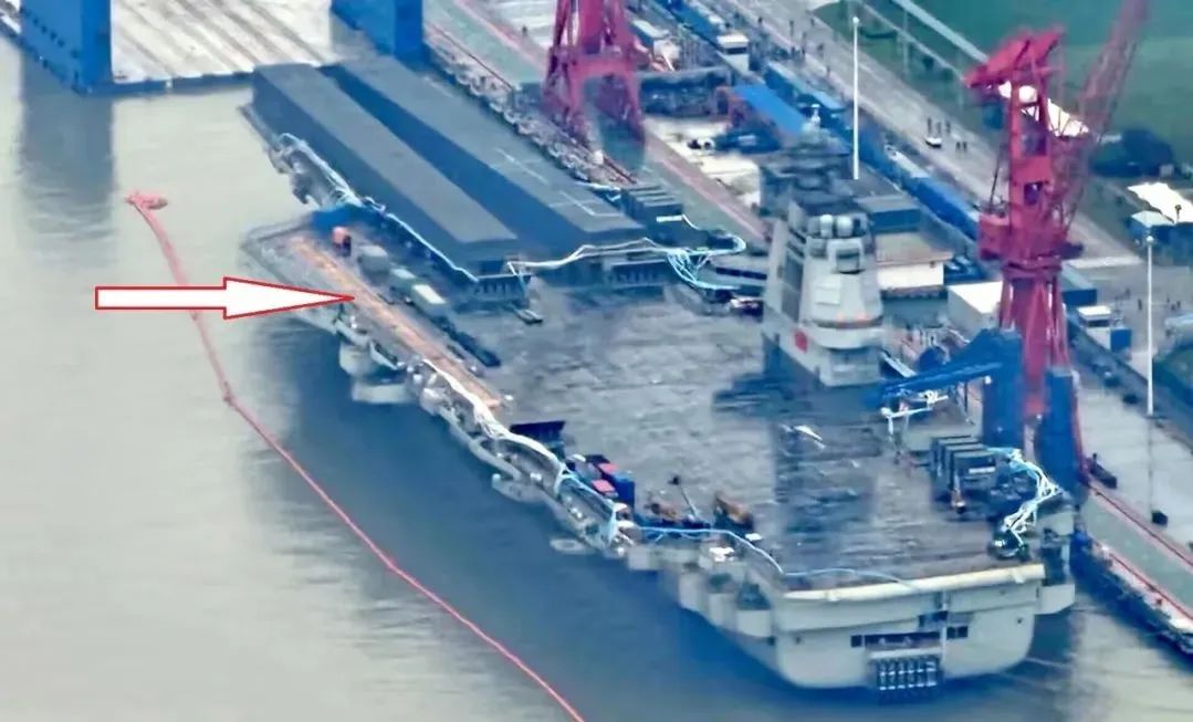 福建舰开始拆“大棚”，电磁弹射轨道露真容，或在八一前后海试