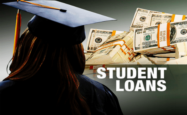 拜登减免370亿美元学生贷款，为什么美国人欠了1.7万亿美元的学生贷款？