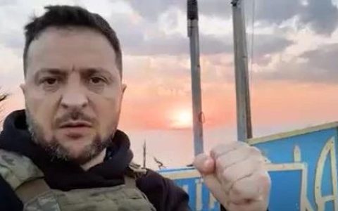 军事 | 先后出现在蛇岛和土耳其的泽连斯基，长得不一样？