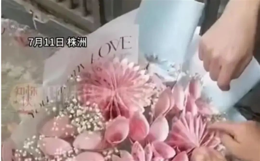 父子买下9999元“人民币花束”后，隔天举报至人民银行：花店违法！曾49次举报“拍黄瓜”、涉400余起投诉...