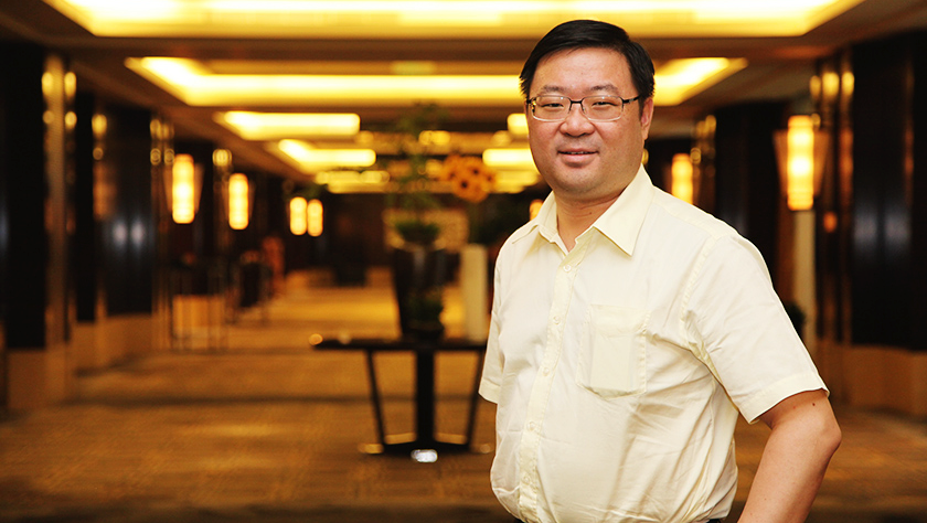 他是光伏圈的“贾跃亭”，当过首富，后狼狈遁美，如今意欲东山再起