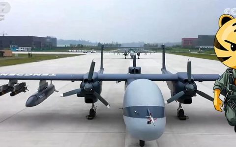 解放军亮相无人轰炸机编队，12枚导弹武德充沛，方圆千里寸草不生