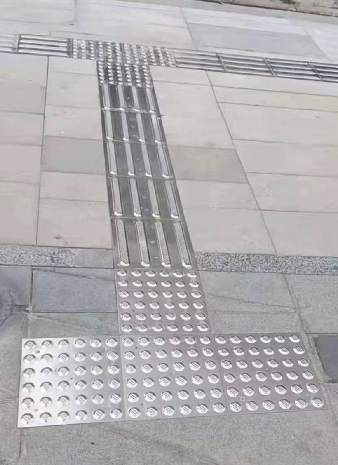 铺设不锈钢盲道，是打算消灭盲人吗？