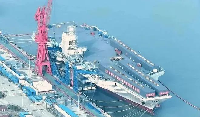 福建舰开始拆“大棚”，电磁弹射轨道露真容，或在八一前后海试