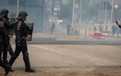 17岁非裔少年被警察射杀，为何能引发法国大规模持续骚乱？