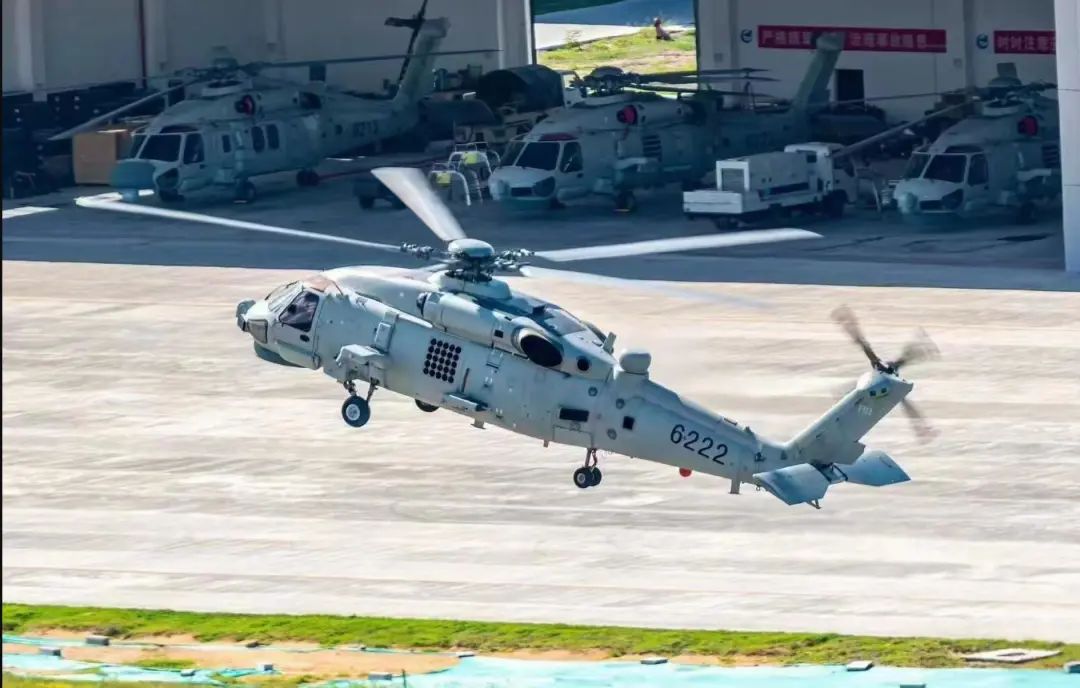 “红色海鹰”猛然现身，直-20舰载机停满机库，补齐海军最大短板
