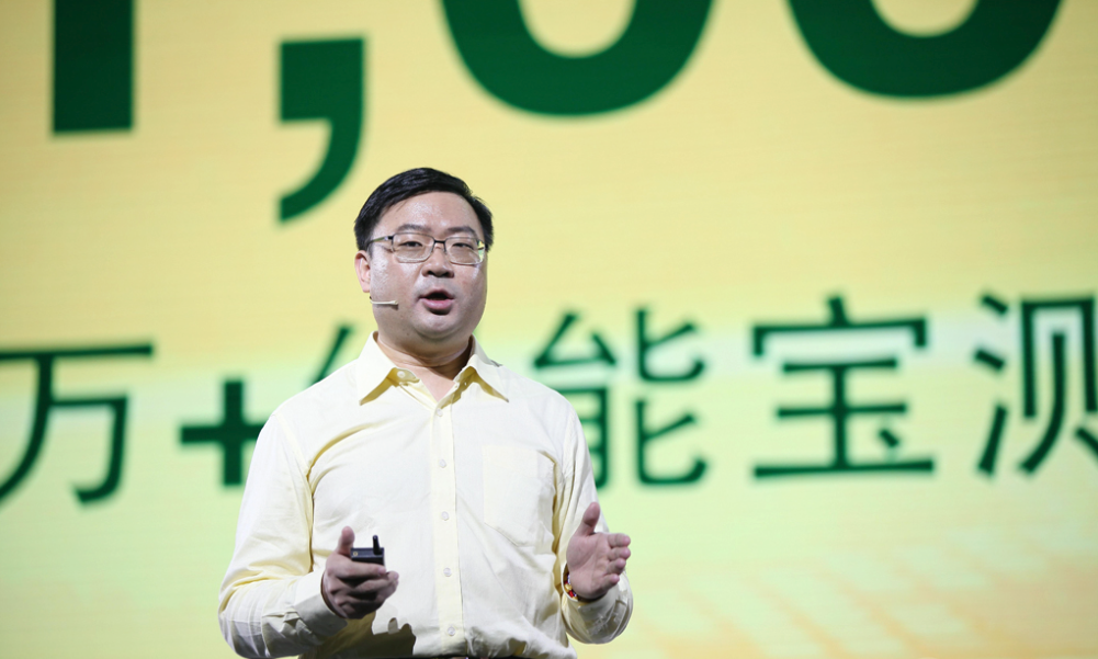 他是光伏圈的“贾跃亭”，当过首富，后狼狈遁美，如今意欲东山再起