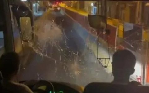 暴徒拿石头砸车，蒙面人跑进车里！在法国遇袭中国旅客：几天不敢合眼，再也不会来了