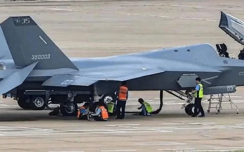 多架歼35首次展示折叠翼状态，离上舰一步之遥