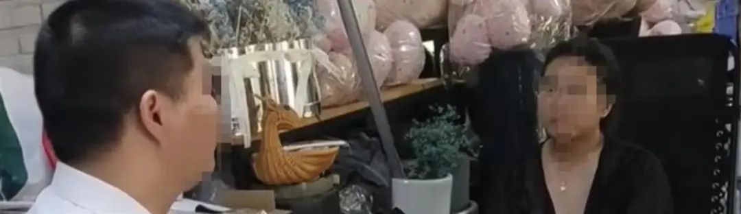 父子买下9999元“人民币花束”后，隔天举报至人民银行：花店违法！曾49次举报“拍黄瓜”、涉400余起投诉...