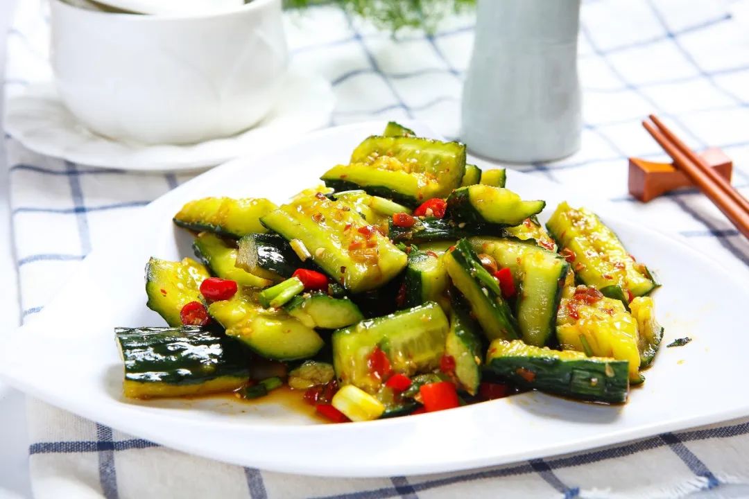 父子买下9999元“人民币花束”后，隔天举报至人民银行：花店违法！曾49次举报“拍黄瓜”、涉400余起投诉...