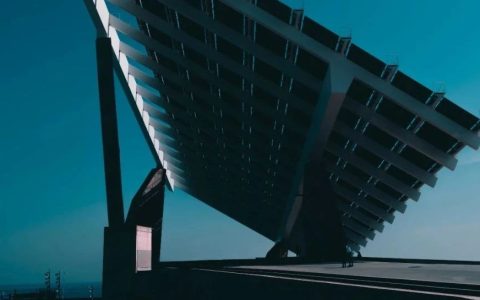 他是光伏圈的“贾跃亭”，当过首富，后狼狈遁美，如今意欲东山再起