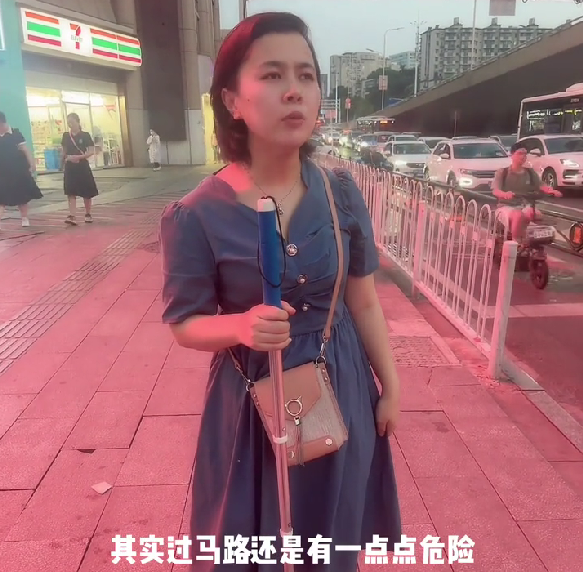 铺设不锈钢盲道，是打算消灭盲人吗？