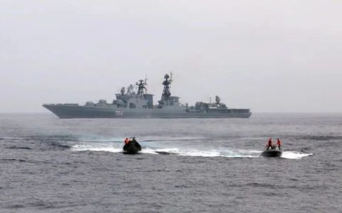 俄少将登上中国军舰