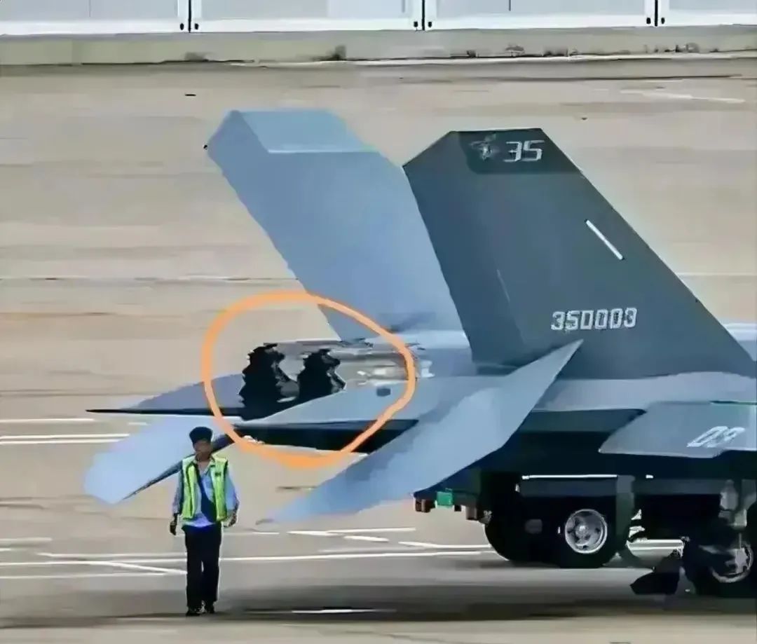 多架歼35首次展示折叠翼状态，离上舰一步之遥