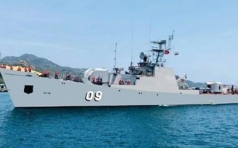 网友拍到越南隐身护卫舰！竟是70岁高龄的老军舰，拉皮做了美容