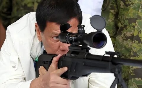 老杜呼吁菲律宾年轻人，拿起武器做最坏打算！什么信号？