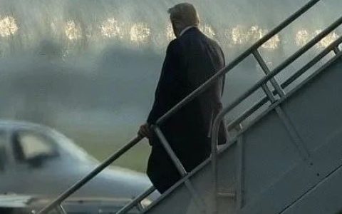 特朗普自首，监狱大头照公布！回归推特上亿流量！那个顶流又回来了？ ​​​