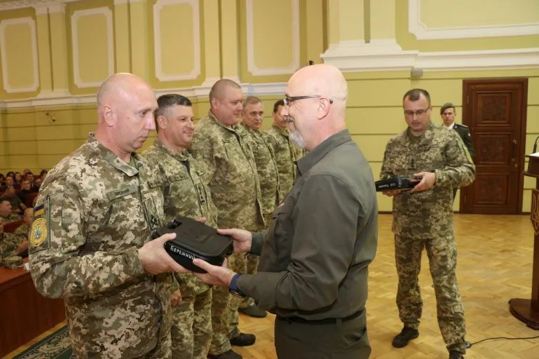 乌克兰基辅军事学院招生？中国网友：“毙”业后包送回国吗？