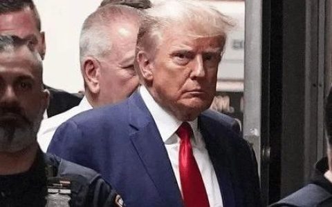 特朗普，“黄金收视时段”去自首