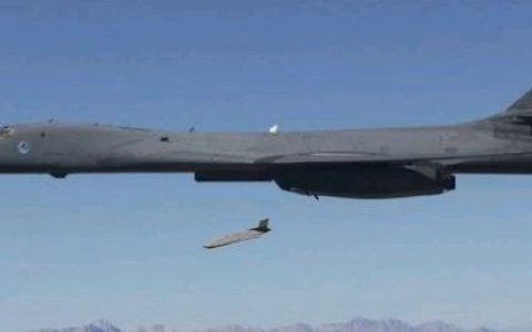 B-1B退役前的垂死挣扎：“只需要5架，就能让中国航母变成燃烧的残骸”