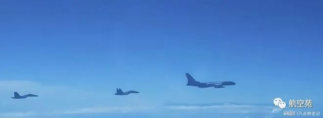 歼16飞越台湾中央山脉! 俯瞰台湾, 也就是说，已经进入去台湾上空了。