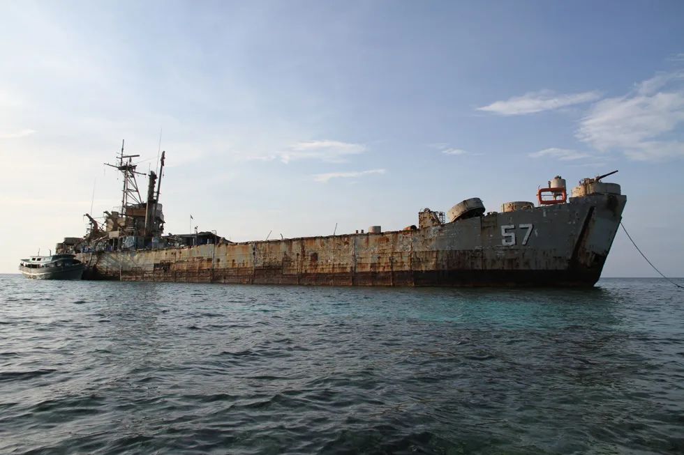 赶紧拖走这条破船！坐滩仁爱礁的菲律宾登陆舰，中国终于决定弄走了？