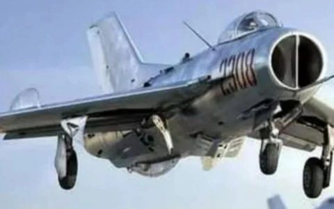 歼-6无人机挂满集束炸弹，锁定海峡对面，解放军手里还有几千架