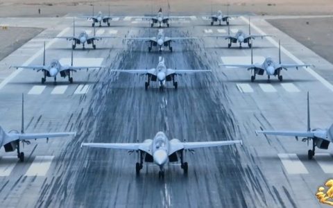 电影《壮志凌云》的剧情成了现实？央视曝光歼-16展示“首发破口，再发摧毁”神技！