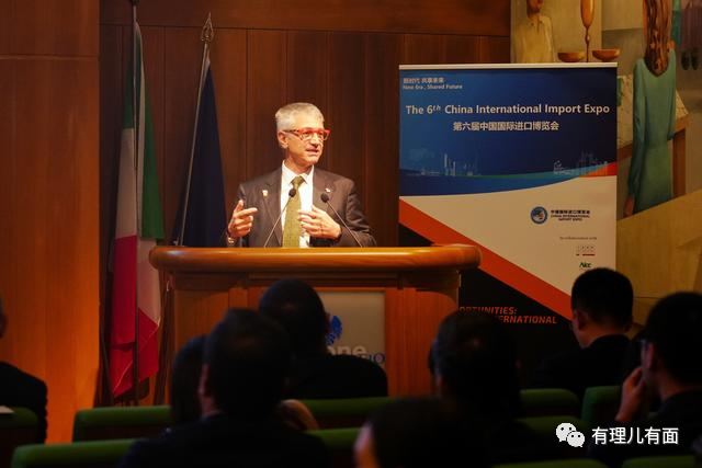 它，为何嚷嚷要退群？