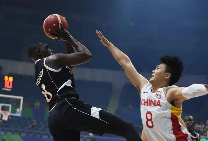 这个世界上最年轻国家，没有一块室内篮球场，却战胜了中国男篮