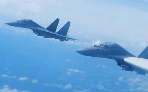 歼16飞越台湾中央山脉! 俯瞰台湾, 也就是说，已经进入去台湾上空了。