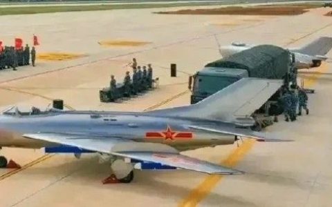 歼-6无人机挂满集束炸弹，锁定海峡对面，可以融合“忠诚僚机”技术