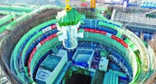 全球领先！玲龙一号核心模块吊装成功，004航母用核动力，或不再遥远