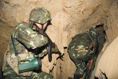 奇袭地下兵工厂：火车站上千武警集结，号称拉练，可枪里全是实弹