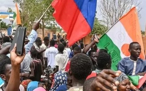 每当一个非洲国家发生政治危机，意味着一部分民众开始觉醒