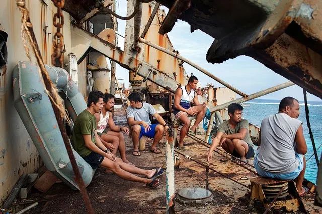 赶紧拖走这条破船！坐滩仁爱礁的菲律宾登陆舰，中国终于决定弄走了？